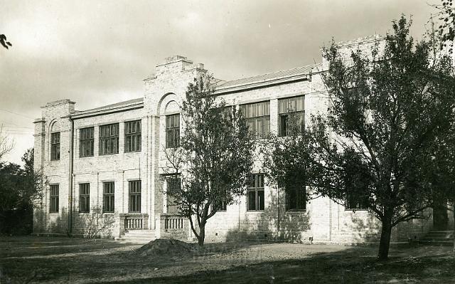 KKE 940.jpg - Budynek Polskiego Gimnazjum w Poniewieżu, 1930 r.